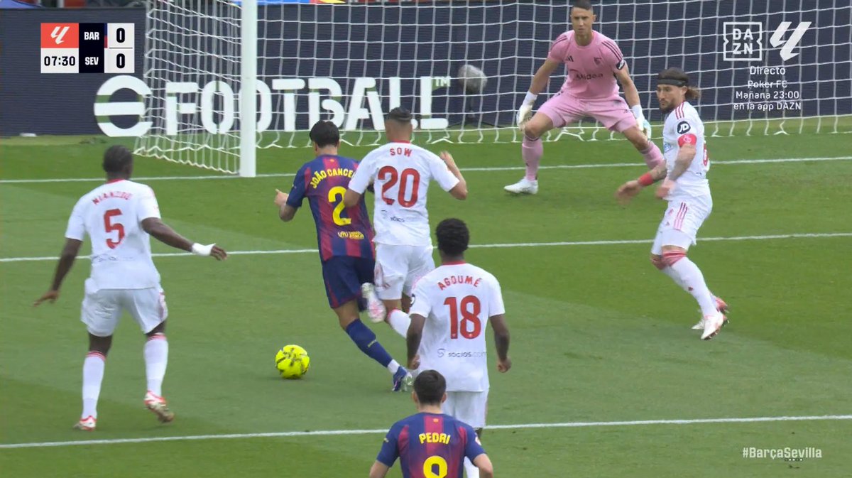 ArchivoVAR's tweet image. ⁉️💥 ¿Es penalti la acción de Sow sobre Cancelo?

✅ 𝗦𝗜.

👉🏻 El jugador del Sevilla se cruz por detrás del lateral del Barcelona, trastabillándole tras golpearle con la rodilla en el pie derecho.

▪️ Acción perfectamente peritada por Martínez Munuera desde el césped.