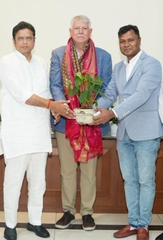 LVReddy73's tweet photo. #Telangana secures another major investment in the life sciences sector.
#Cambridge #Isotope Laboratories (#US-based) and #Chemtatva Chiral Solutions will jointly set up an advanced manufacturing facility in Telangana.
The companies will invest ₹300 crore over the next three years for the project.
The facility will be established at #GenomeValley Phase-4 in #Hyderabad.
The project is expected to generate #employment for around 250 people.
The proposed state-of-the-art facility will manufacture isotope-labelled compounds, which are currently largely imported into India.
The project is expected to reduce India’s dependence on imports of such specialised compounds.
These compounds are used in pharmaceutical research, metabolic studies, diagnostic testing, advanced electronics, OLED materials, and the semiconductor sector.
IT and Industries Minister D Sridhar Babu said the investment reflects growing global confidence in Telangana as a hub for life sciences and specialty chemicals.
The companies chose Genome Valley due to the state’s industry-friendly ecosystem, skilled scientific talent, strong infrastructure, and progressive government policies.
Vishal Rajput said the collaboration will help build world-class manufacturing capabilities in Telangana.
The meeting was attended by Cliff Caldwell, Shakti Nagappa, and other officials.
@OffDSB