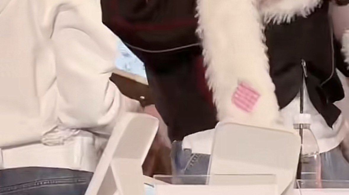 ที่อินจุนหยิบกรอบรูปที่เป็นรูปตัวเองถ่ายตรงประตูชัยที่ปารีสอะเพิ่งเห็นว่าแจมินยืนอยู่ตรงนั้นด้วยละชี้ๆที่กรอบรูป (สลับกันถ่ายจริงๆด้วยว่ะ) เป็นลิงๆๆๆๆ