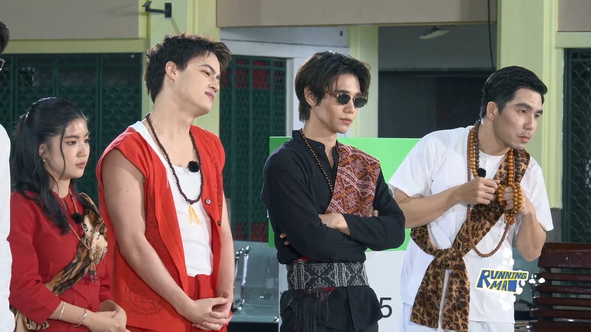 HabisNontonFilm's tweet photo. Jeff Satur udah kayak dukun di EXHUMA &amp; KHEMJIRA. Cakepnya kelewatan😎

Baru di game pertama, makin keliatan kalo dia super ambisius. Ngajakin fair play ke Oat, eh dia sendiri yg licik. Kasian orang tua dikibulin.😂 https://t.co/RSY0ZnxqNW