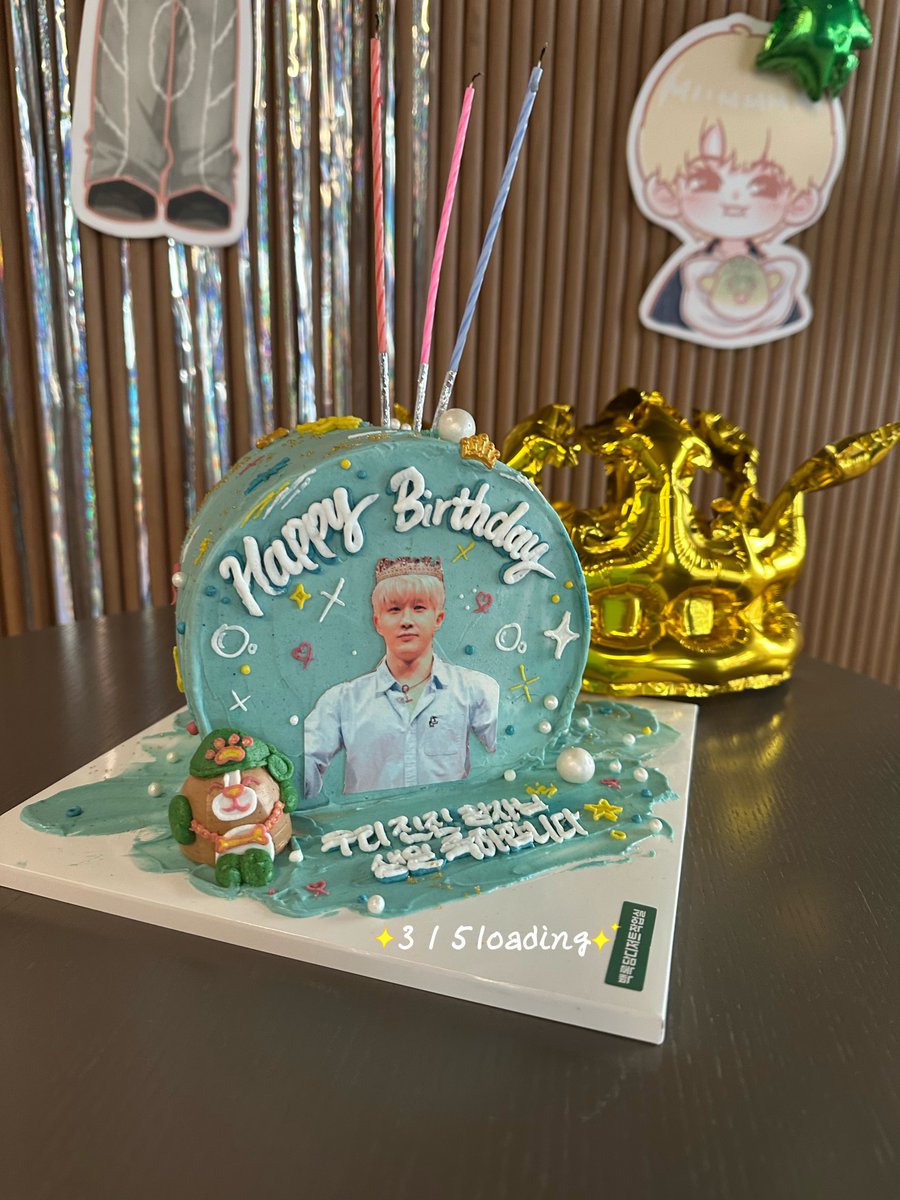 315Loading's tweet photo. 20260315 진우생일✨
@offclASTRO 
#진진 #아스트로 #박진우

공항 가는 길에 깜빡 잠들어서 생일 마지막 시간을 놓쳤어요 ㅠㅠ
다시 한번 진우 생일 진심으로 축하해용.
오늘 생카에 와서 우리와 함께 생일을 축하할 수 있게 해줘서 정말 고마워요.
이번에 준비가 부족한 부분도 있었지만,
그래도 와준 로하 여러분께도 정말 고마워요.
그리고 제가 혼자 준비하고 있었을 때 먼저 도와준 친���들도 너무나 고마워요ㅠㅠ
원래 한국어 잘 못해서 부끄러워하기도 했는데요⁄(⁄ ⁄ ⁄ω⁄ ⁄ ⁄)⁄
어제 밤에 진우가 메이크업 아티스트 분 웨딩을 첨석하여 축가 부르느라 바쁠 거이라고 해서 진우가 아마 안 올 줄 생각했는데 갑자기 와줘서 마음 준비도 못했고
문 열었는데 진우가 나타나서 깜짝 놀랐어요.
부끄러워서 계속 뒤로 물러나기만 했어요. ㅋㅋ
어쨌든 오늘 하루 진우 덕분에 정말 행복하게 보냈어요.
고마워요, 사랑해요.
PS: 방금 공항에 잘 도착해서 곧 홍콩으로 일하러 갈 거예요. 화이팅