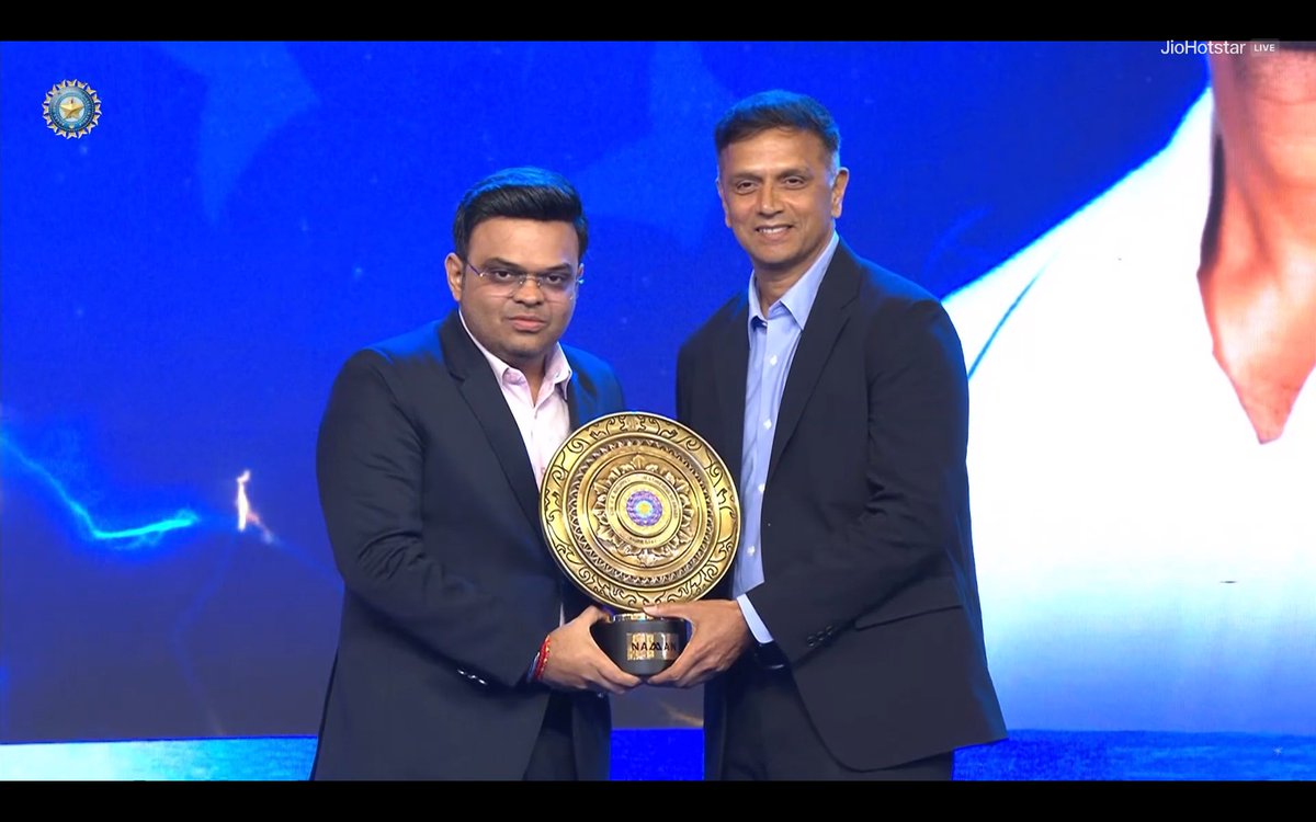 CricCrazyJohns's tweet photo. RAHUL DRAVID - LIFE TIME ACHIEVEMENT BY BCCI 🫡

- The True Icon of Indian Cricket. https://t.co/7hNes9fUEC