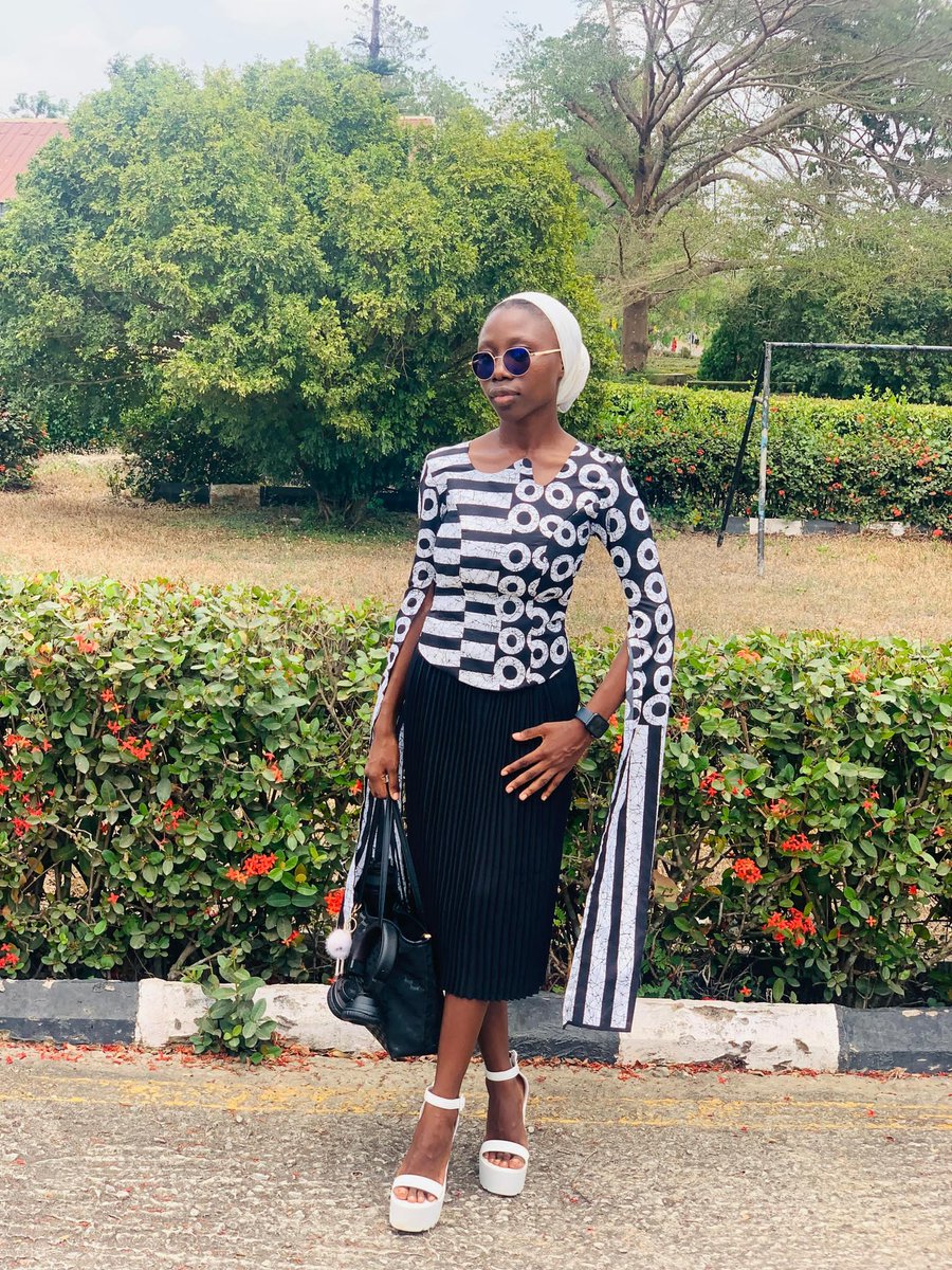 Been 'ages' but it's an happy Sunday too🤍🖤...