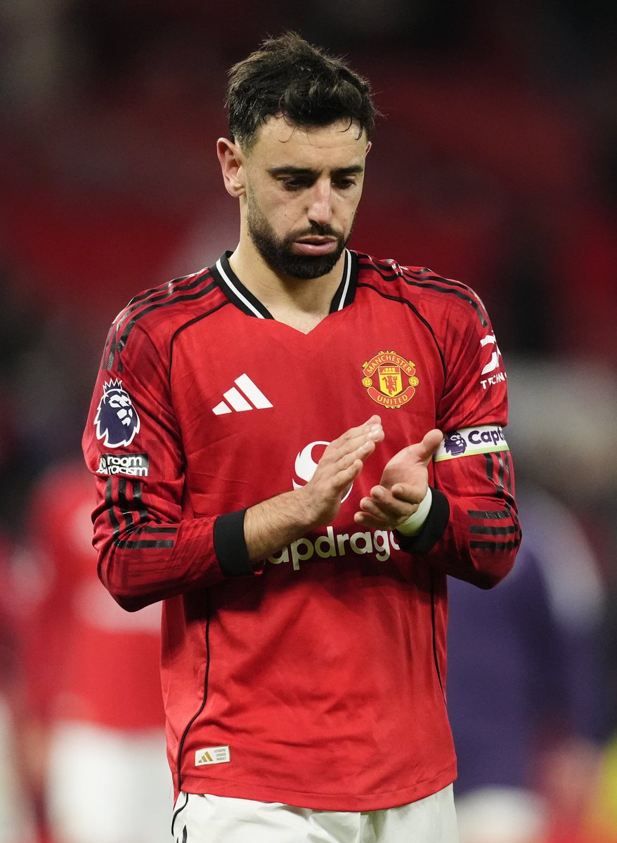 ActuFoot_'s tweet photo. Si Bruno Fernandes 🇵🇹 délivre encore 5 passes décisives sur les 8 derniers matches de Premier League, 𝗜𝗟 𝗕𝗔𝗧𝗧𝗥𝗔 𝗟𝗘 𝗥𝗘𝗖𝗢𝗥𝗗 𝗗𝗘 𝗣𝗔𝗦𝗦𝗘𝗦 𝗗𝗘́𝗖𝗜𝗦𝗜𝗩𝗘𝗦 𝗦𝗨𝗥 𝗨𝗡𝗘 𝗦𝗔𝗜𝗦𝗢𝗡 𝗗𝗘 𝗣𝗟 𝗗𝗘 𝗛𝗘𝗡𝗥𝗬 🇫🇷 𝗘𝗧 𝗗𝗘 𝗕𝗥𝗨𝗬𝗡𝗘 🇧🇪. 🤩🎯 https://t.co/Q9s6X04vhv