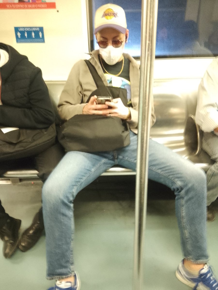 erickduranmx's tweet photo. Dos lugares para poder extender las patas. 
Es hijo de una mujer que no me dió educación. 
@MetroCDMX https://t.co/tpmzz3gFan