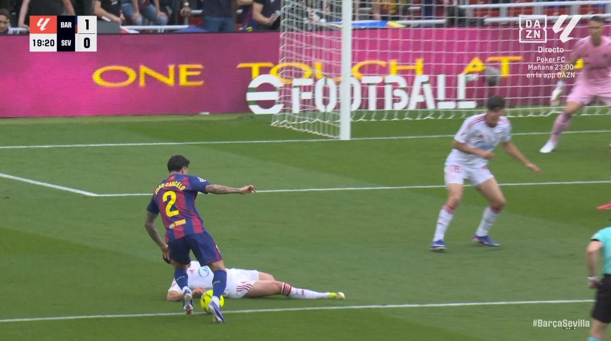 ArchivoVAR's tweet image. 🖥️💥 El VAR tuvo que rectificar a Martínez Munuera en el Camp Nou.

👉🏻Carmona, que cae al suelo con el brazo recogido, lo abre y estira tras el recorte de Cancelo.

✅ 𝗘𝗦 𝗣𝗘𝗡𝗔𝗟𝗧𝗜.

▪️ Pese a estar apoyada, es una mano que realiza un movimiento adicional hacia el balón.