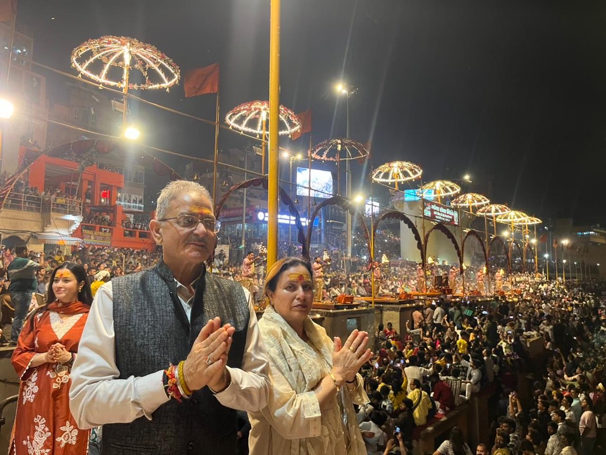 Lokbhavanhp's tweet image. The Hon'ble Governor Himachal Pradesh Shri @KavinderGupta , accompanied by Lady Governor Smt. Bindu Gupta, today participated in the sacred Ganga Aarti at the historic #Dashashwamedh #Ghat on the banks of the holy river #Ganga in #Varanasi and sought the blessings of Maa Ganga