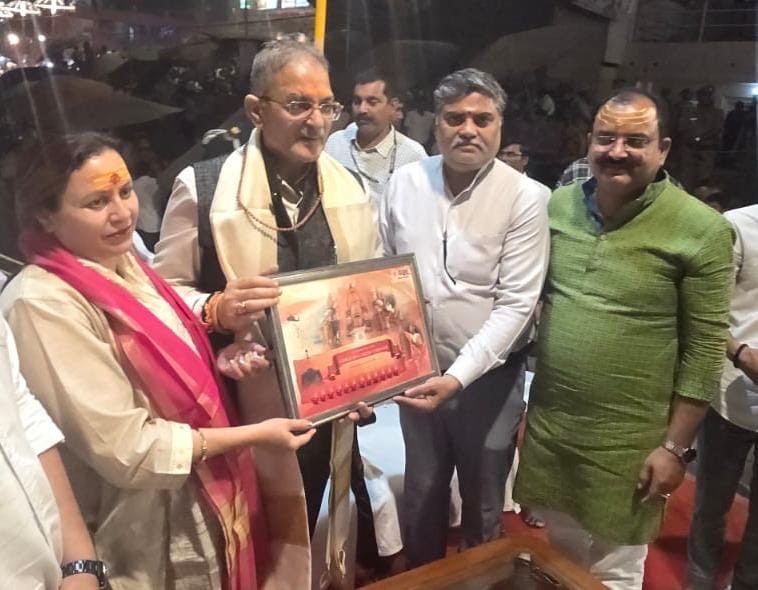 Lokbhavanhp's tweet image. The Hon'ble Governor Himachal Pradesh Shri @KavinderGupta , accompanied by Lady Governor Smt. Bindu Gupta, today participated in the sacred Ganga Aarti at the historic #Dashashwamedh #Ghat on the banks of the holy river #Ganga in #Varanasi and sought the blessings of Maa Ganga