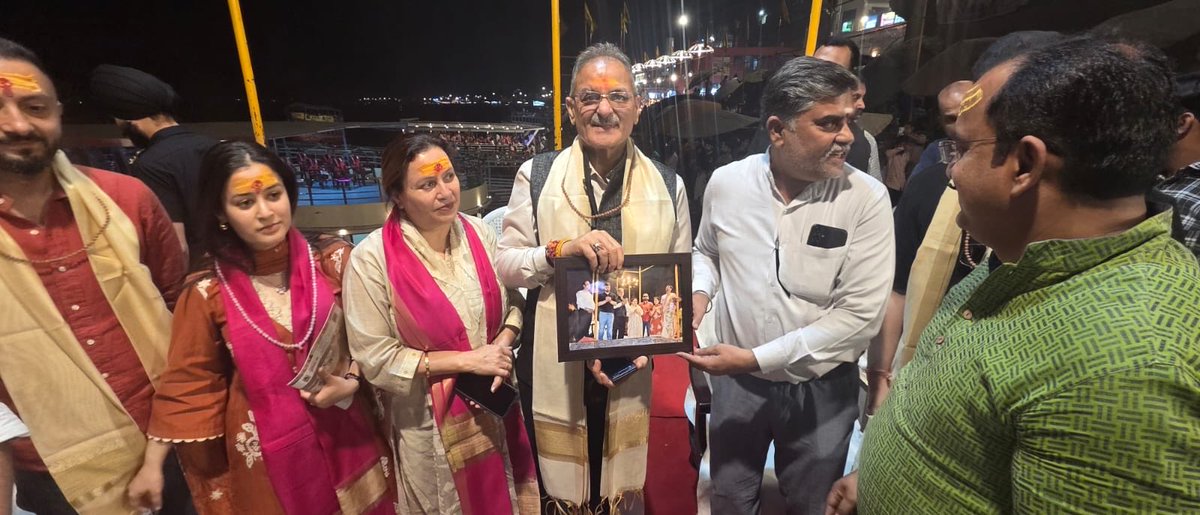 Lokbhavanhp's tweet image. The Hon'ble Governor Himachal Pradesh Shri @KavinderGupta , accompanied by Lady Governor Smt. Bindu Gupta, today participated in the sacred Ganga Aarti at the historic #Dashashwamedh #Ghat on the banks of the holy river #Ganga in #Varanasi and sought the blessings of Maa Ganga