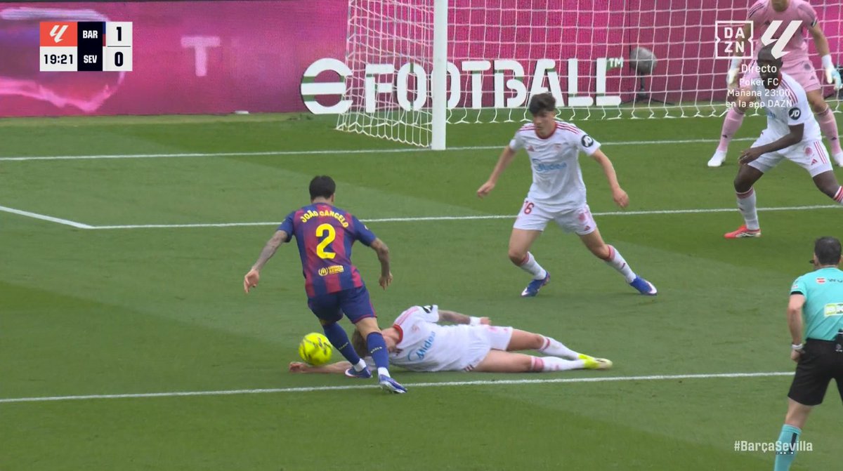 ArchivoVAR's tweet image. 🖥️💥 El VAR tuvo que rectificar a Martínez Munuera en el Camp Nou.

👉🏻Carmona, que cae al suelo con el brazo recogido, lo abre y estira tras el recorte de Cancelo.

✅ 𝗘𝗦 𝗣𝗘𝗡𝗔𝗟𝗧𝗜.

▪️ Pese a estar apoyada, es una mano que realiza un movimiento adicional hacia el balón.