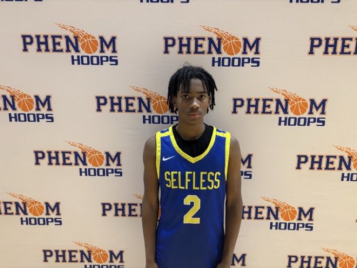 DeAjaiDawkins30's tweet photo. 2029 Braylon Edrington (NGNG) is a creative, talented ball handler that creates separation off of shot fakes, pass fakes, and jab steps. Plays with a wide handle to create a bit of distance between he and his defenders. Varsity freshman. #PhenomOpening https://t.co/KvffxJpMxa