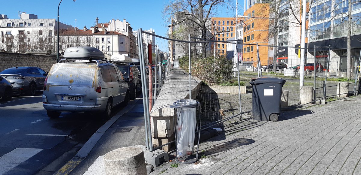 Les illusionnistes de mairie <a href="/montreuil/">Ville de Montreuil</a> nous ont gratifié de 2 nettoyages du #ParvisLagny en 1 semaine!  
🧹🧽 C'est récuré comme jamais depuis 6 ans! Un événement particulier aujourd'hui 🤪?
Voitures ventouses et leurs occupants toujours là. Demain tout sera à nouveau pourri...
