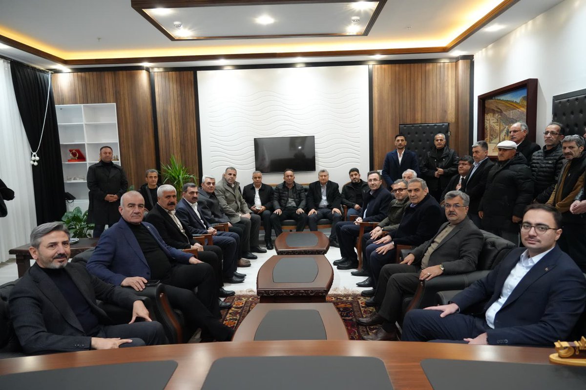 AhmetAYDIN_02's tweet photo. 📍 Sincik / Adıyaman

Sincik Kaymakamlığımızı ziyaret ederek ilçemizin gelişimi, yürütülen çalışmalar ve önümüzdeki döneme dair istişarelerde bulunduk.

Nazik ev sahipliği ve samimi sohbetleri için Kaymakamımız Sn. Fatih Yıldız’a teşekkür ediyor, çalışmalarında kolaylıklar diliyorum.