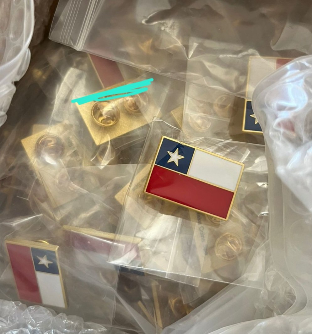 BazarPatriota's tweet photo. Llegaron a #bazarpatriota los Pines o Piochas Premium Oficiales de la Bandera de Chile que usa el Presidente José Antonio Kast y sus ministros.
Despacho a todo Chile
Solo 20 unidades disponibles.
#chile #Banderadechile #pindechile
#LollaCL2026 #mesacentral https://t.co/aBdWGhPcr3