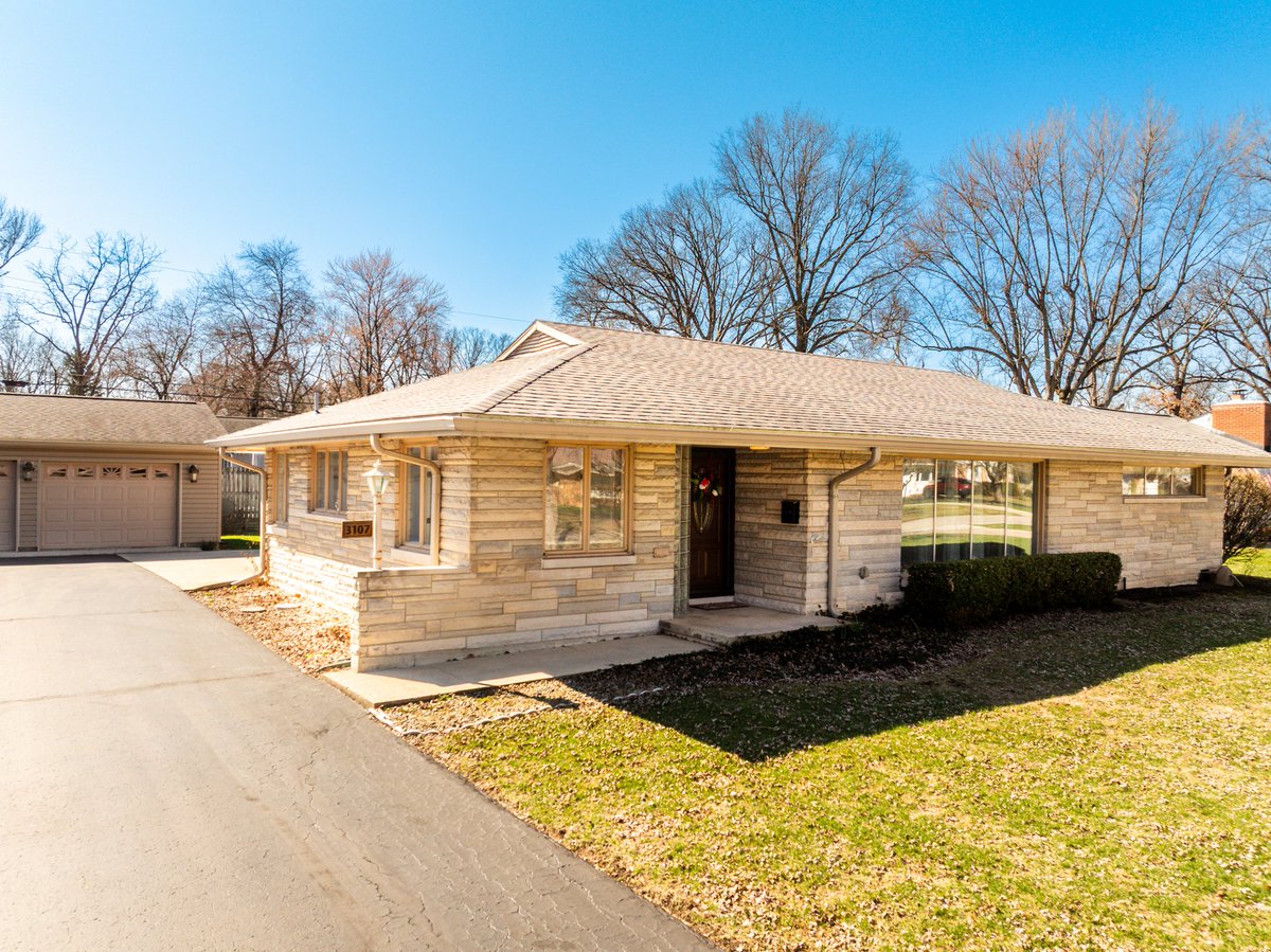 StephCooperIN1's tweet photo. 😀OPEN TODAY 1-3:00 PM. 3 car total garage space, LOADS of character...Excellent location in Muncie. 3107 W. Beechwood Ave. $255,000🏡 #muncieindiana #greatschools #movetoindiana #compassindy