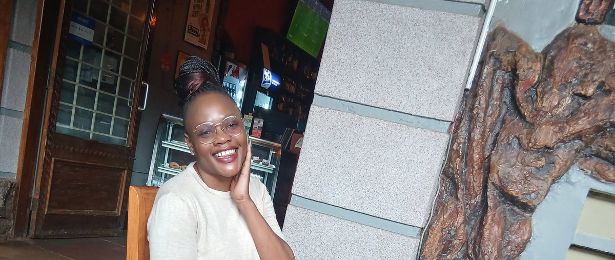 MANCHESTER UNITED!!! 

Team ni moja, madafakaz! 

Goon and I are happy

Sasa comrades tumeni mpesa number 😁