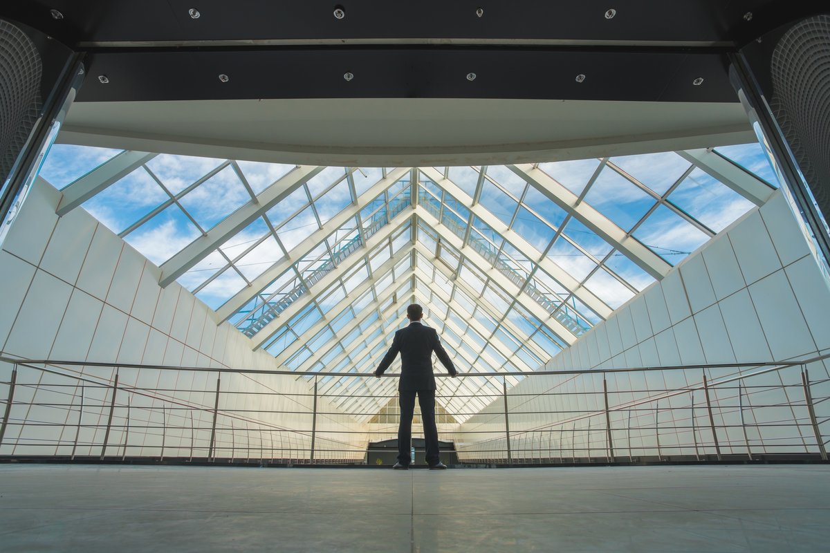 LubaUram's tweet photo. Most leaders don't fail because they work too little.  They fail because they're always on the floor, inside the noise, reacting to everything.  The best move? Go to the balcony.  See patterns. Ask better questions. Restore proportion. Read here ....

https://t.co/EMqhuw6wUE https://t.co/chZbdTUES2