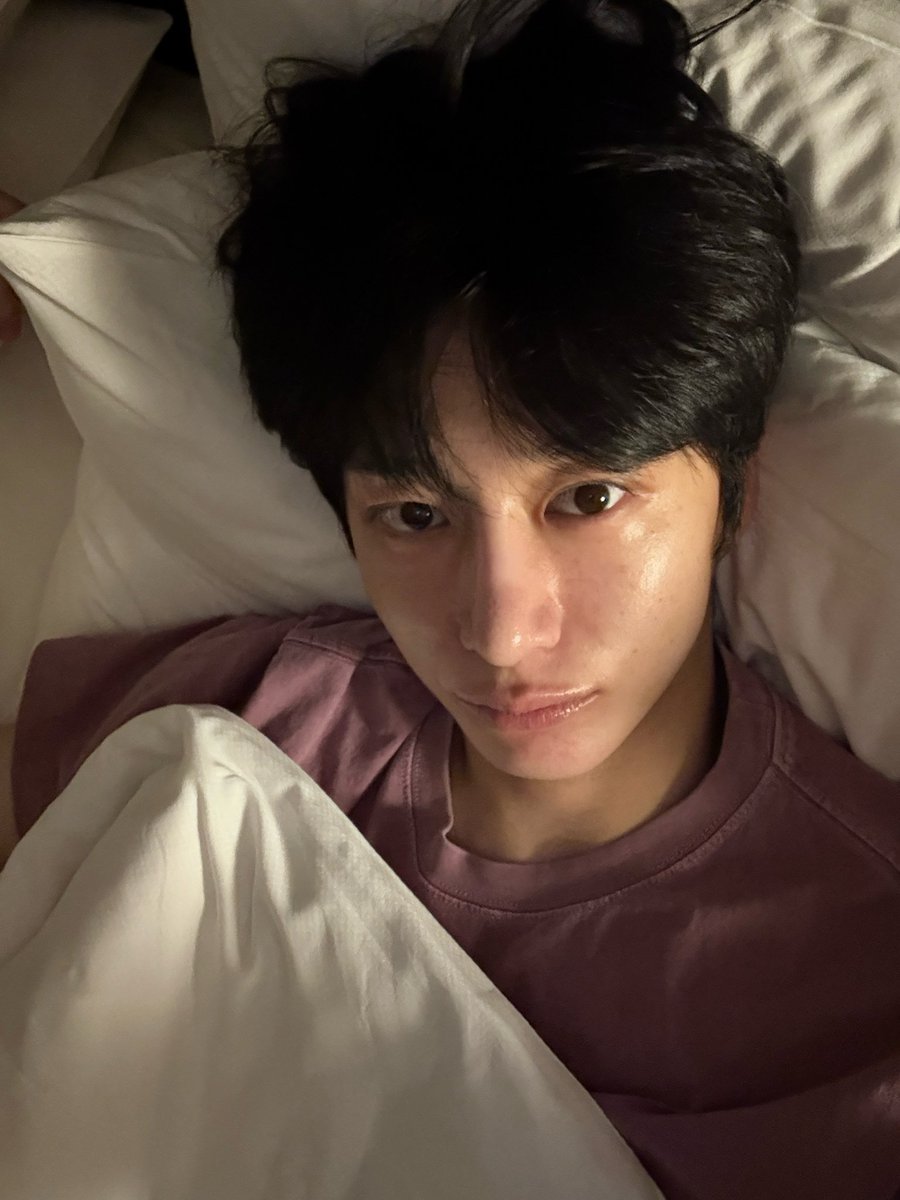 FROMHW2's tweet photo. 오늘 멋지게 차려입고 가서는
멋쟁이 사진보단
폭닥폭닥 무방비 침대셀카부터 준 거
진짜 채형원 미치셨고
모찐 사진들은 나중에 하나하나 ��심해서
고르고 올릴 거 생각하면 갭모에 미침 https://t.co/LOIhkXMnyV