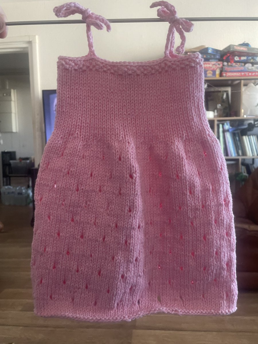 Activité de ce dimanche après avoir été voter, finir la petite robe d’été en coton pour ma petite-fille… Elle va être toute belle cet été 🥰