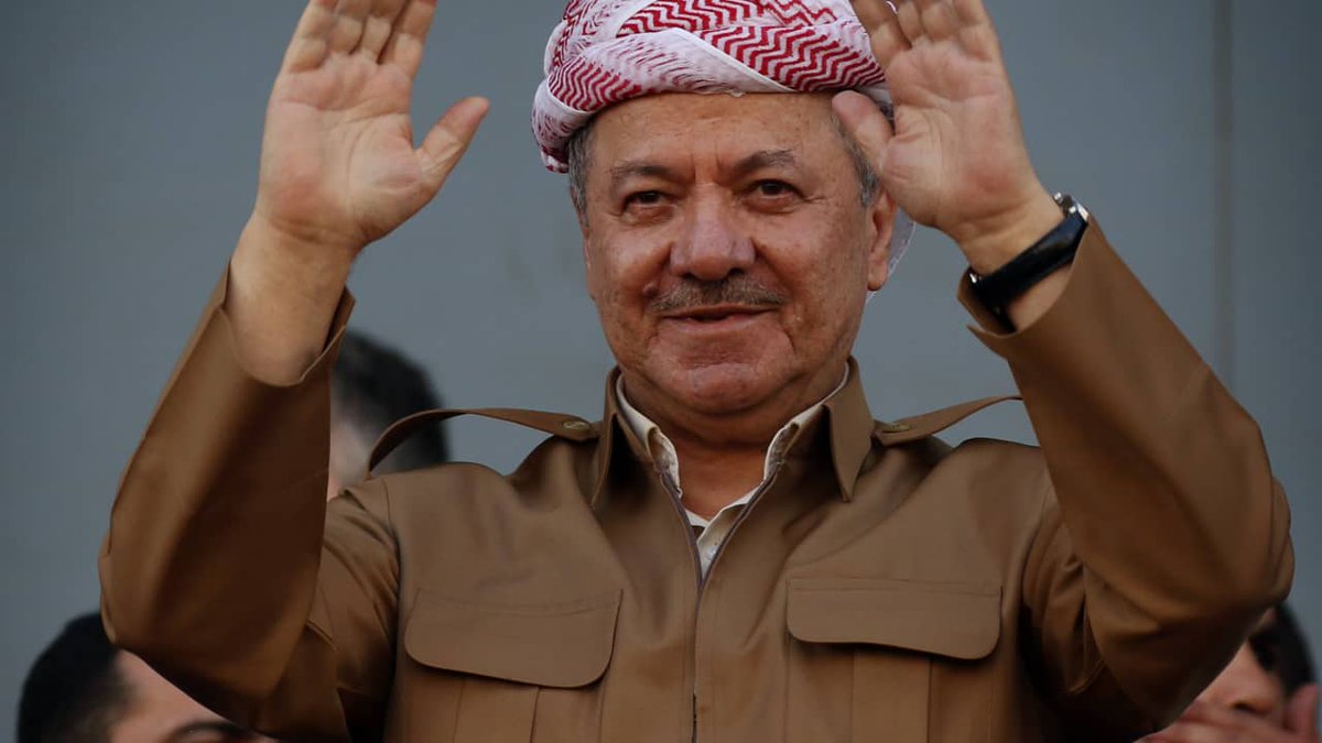 basratoday__1's tweet photo. متى ستكون نهاية زمن "الكنتونات": اقتصاد العراق ليس ورقة خاضعة لابتزاز مسعود

​لسنوات طوال، ظن البعض في أربيل أن الدولة العراقية هي "صراف آلي" مفتوح الصلاحيات، يُسحب منه المال وقت الرخاء، وتُغلق بوجهه الأبواب وقت الضيق. لكن اليوم، ومع انكشاف أوراق ملف تصدير النفط عبر أنبوب الإقليم، سقط القناع عن سياسة "الابتزاز الممنهج" التي مارستها قيادة مسعود بارزاني ضد المركز، وهي سياسة "دولة تبتز دولة" في سابقة لا تحدث إلا في الأوطان الضعيفة.

​إن محاولة فرض الإرادات عبر تعطيل التصدير أو التلاعب بالحقائق أمام وزارة النفط الاتحادية لم تعد تنطوي على أحد. لقد تم استخدام "أنبوب الإقليم" كحبل مشنقة للاقتصاد العراقي، في محاولة يائسة للي ذراع بغداد وانتزاع تنازلات سياسية ومالية لا سند قانوني لها. هذا التمرد الاقتصادي لم يكن يوماً من أجل "حقوق المكون الكردي"، بل كان لتغذية إمبراطوريات حزبية وعائلية تقتات على أزمات الوطن.  لا بديل عن الحجم الطبيعي ، ​ان الحديث عن "قص أجنحة" التجاوزات ليس مجرد شعار، بل هو استحقاق وطني تأخر كثيراً. إن إرجاع الإقليم إلى "حجمه الطبيعي" يعني إنهاء أسطورة "الكيان الموازي" الذي يملك جيشاً ومنافذ ونفطاً خا��اً به بينما يطالب بغداد بالرواتب والموازنات.
​الحل الجذري لا يمر عبر المفاوضات العقيمة، بل عبر
- ​انتزاع مفاتي�� النفط: يجب أن تضع بغداد يدها "فعلياً" لا "اسمياً" على كل بئر في الشمال. زمن الوساطات والشركات الأجنبية المشبوهة التي تعمل بعيداً عن "سومو" يجب أن ينتهي فوراً.
- ​تفكيك منظومة "الابتزاز الحدودي": السيطرة المطلقة على المنافذ ليست رفاهية، بل هي قطع لمصدر تمويل التمرد السياسي. كل دينار يدخل من جمارك الشمال يجب أن يستقر في خزينة البنك المركزي في بغداد.
- ​كسر حلقة الوصل الحزبية: بتوطين رواتب موظفي الإقليم مباشرة، نحن لا نحمي المال العام فحسب، بل نحرر المواطن الكردي من كونه "رهينة" بيد قيادات تستخدم معاناته لابتزاز المركز في كل دورة موازنة.