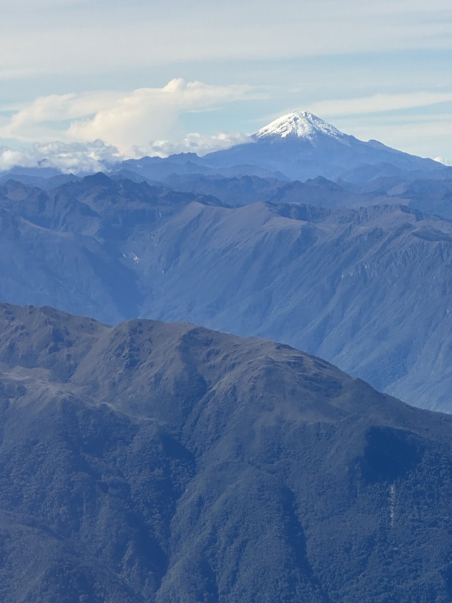 vicdurcas's tweet photo. Hoy domingo, en viaje de Bogotá a Cali capté esta imagen del Nevado del Huila, ¿o será el del Tolima? https://t.co/WFlsmwURcT