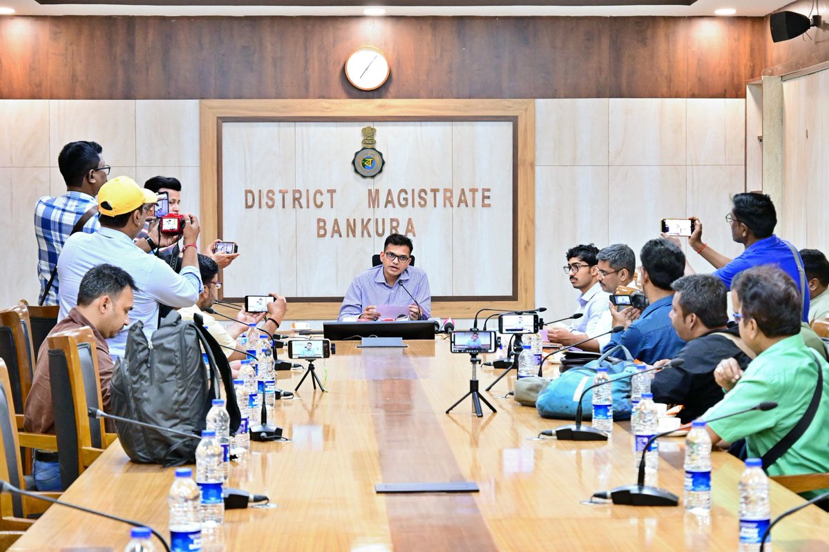 CEOWestBengal's tweet image. DM &amp;amp; DEO Bankura conducting a press conference regarding the announcement of the General Election to the #WBLA - 2026 today at Bankura district, West Bengal.
#WestBengalElections2026 
#PressConference 

@ECISVEEP
@SpokespersonECI 
@PIBKolkata 
@airnews_kolkata