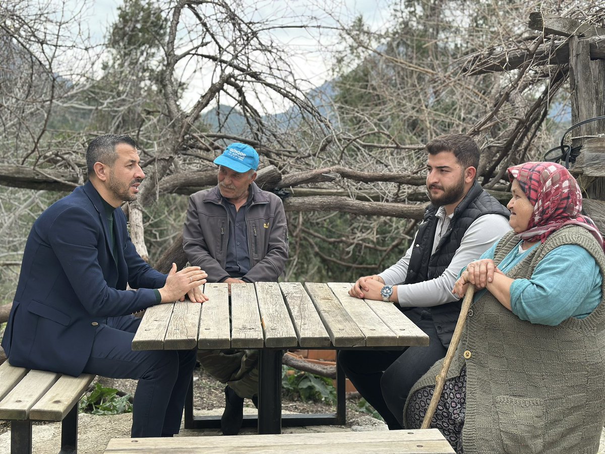 İlçe Başkanımız Ahmet Söker ve teşkilat olarak bugün Yeşilvadi ve Demirciler Mahallelerimizde hemşehrilerimizle bir araya gelerek gönül köprülerimizi güçlendirdik, hasbihal ettik.

Rabbim birlik ve beraberliğimizi daim eylesin.🤲

#HepBirlikteSerik
<a href="/alicetin_07/">Ali Çetin</a> 
<a href="/ahmetsoker7/">Ahmet Söker</a>
