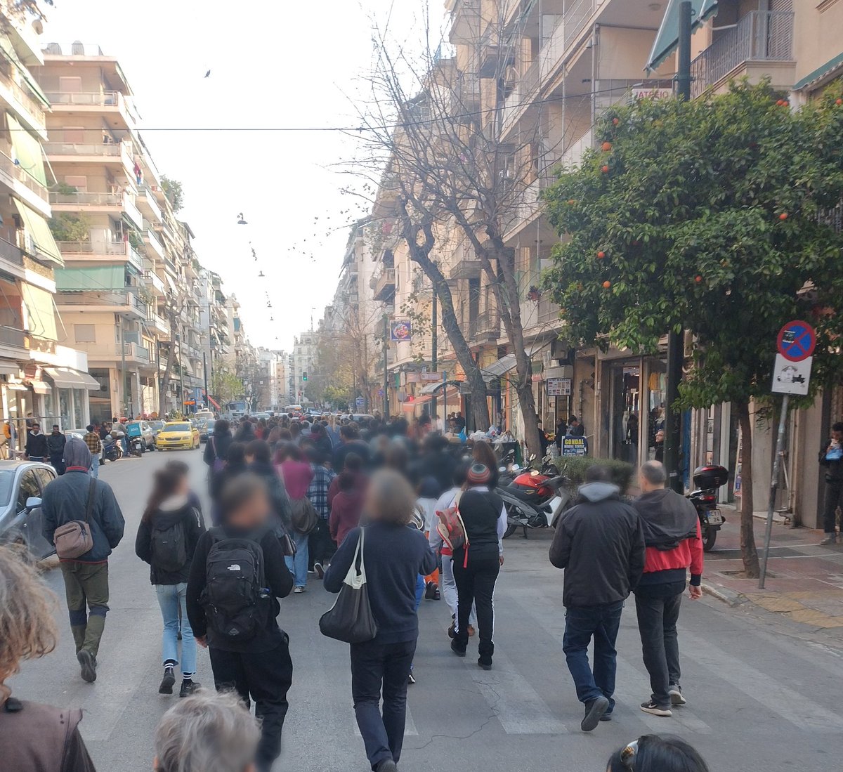 againstpushback's tweet photo. Στιγμιότυπα από την αντιρατσιστική πορεία πριν λίγο, στις γειτονιές της Βικτωριας και του Αγίου Παντελεήμονα.
#antireport
Ζούμε μαζί, δουλεύουμε μαζί, Ντόπιες-μετανάστ(ρι)ες τσακίζουμε ναζί! https://t.co/MpOMlNWsmV