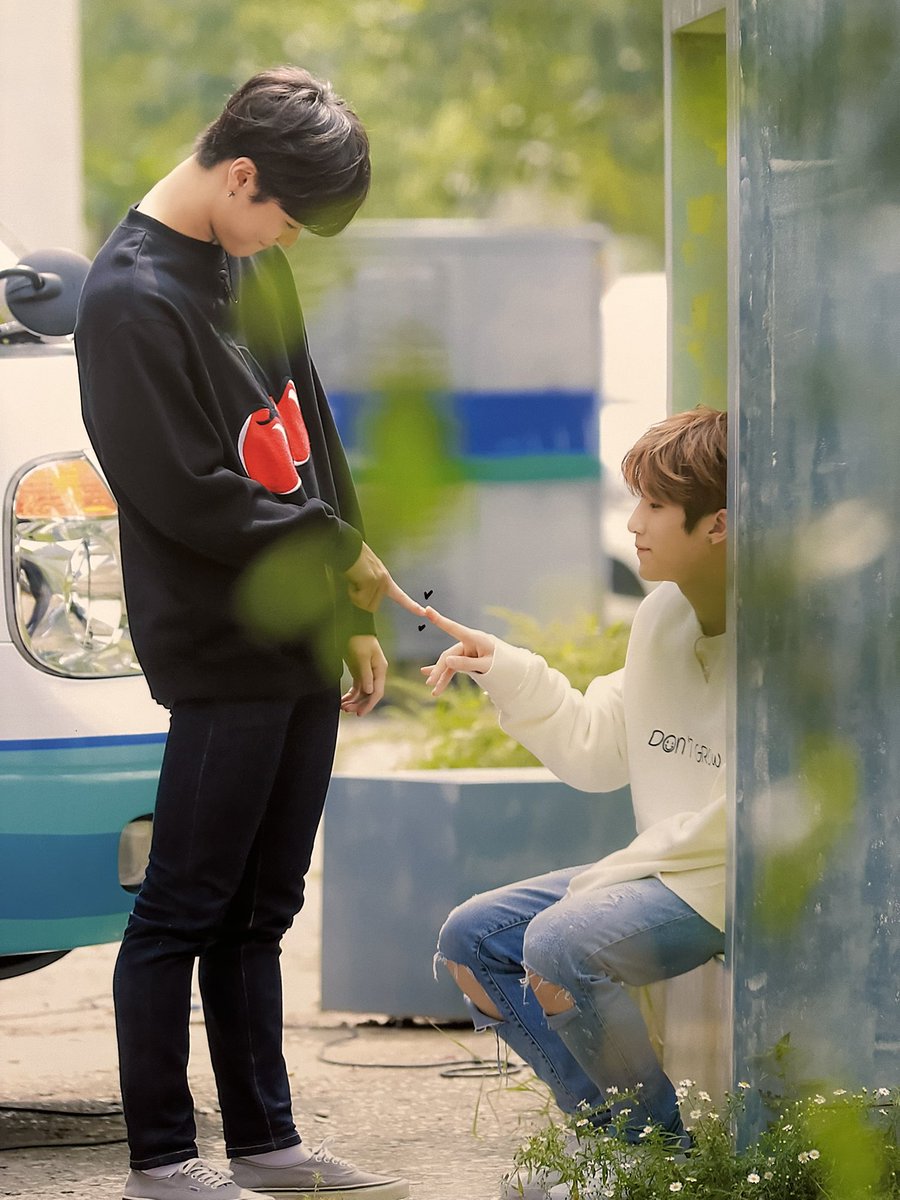 S2_eunwoo's tweet photo. ❤️👉🏻👈🏻💚 <<< 안해주면 빈이 삐졌대🤭

#문빈 #JINJIN https://t.co/2d5PyxD4ar
