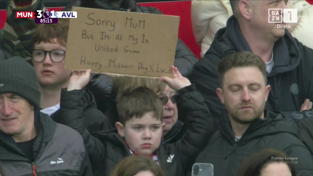"Desculpa, mãe,
mas estou no meu primeiro jogo do United.
Feliz Dia da Mãe X Luca"