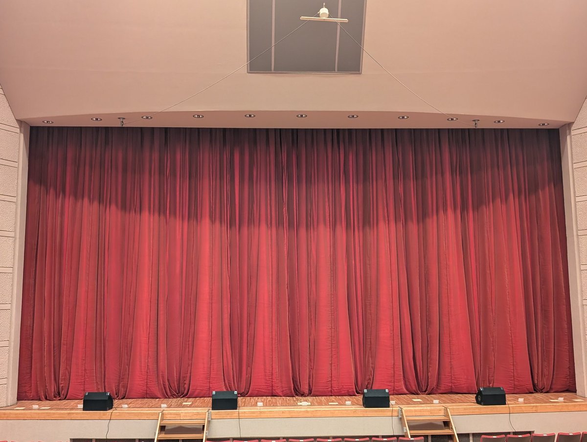 Dawkut's tweet photo. 先日、マリンホールにてダンスイベントがありました！初めて使用させていただくホールの環境に慣れつつ、大勢のダンサー方の入れ替わり立ち替わりでとても賑やかな現場になりました！
今年以降もご贔屓にしていただけるそうなのでより一層頑張って参ります！ https://t.co/TpthUfjCnz