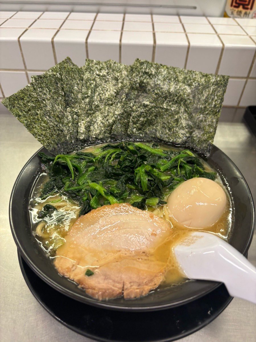 myami789's tweet photo. 武骨家のラーメン！！✨️家系は海苔とほうれん草増量必須🤔💭 https://t.co/KX0rbU3YBk
