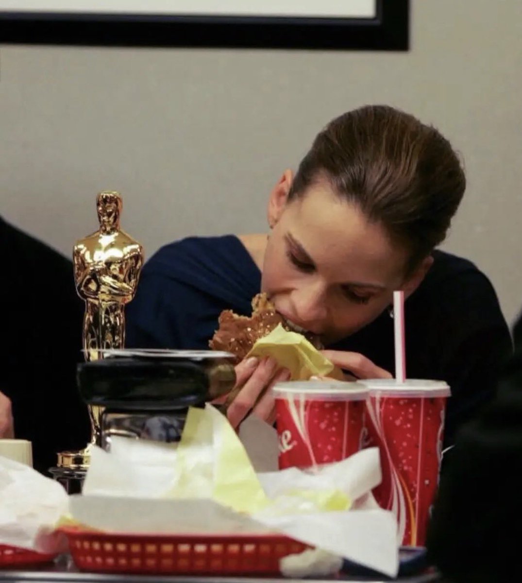 notgwendalupe's tweet photo. hilary swank after winning 'best actress' at the oscars, 2005 https://t.co/GWWmKoVNz8