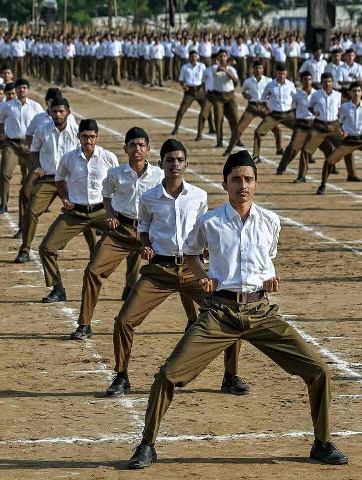 अमेरिका की सरकारी संस्था ने ट्रंप सरकार से RSS पर प्रतिबंध लगाने की सिफारिश की है.

इस सरकारी संस्था का नाम है- United States Commission on International Religious Freedom.

अपनी वार्षिक रिपोर्ट में इस संस्था ने कहा है- RSS पर लक्षित प्रतिबंध लगाए जाएं. ये प्रतिबंध RSS की संपत्ति