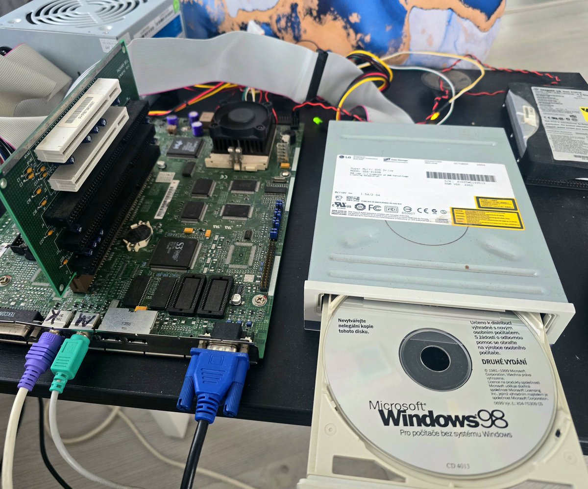 VejvyCZ's tweet image. Bohužel to musím nechat na příští víkend,  musím vytvořit na jiném počítači novou spouštěcí disketu a také přeformátovat používaný 1GB HDD. Počítač určený k jehličkové tiskárně na MakerFaire
#oldcomputers
#msdos
#Windows98