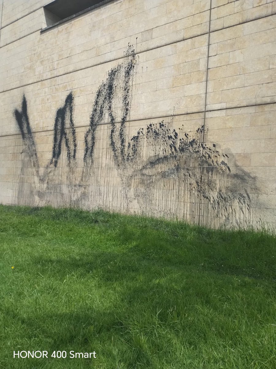 LeonViviana's tweet photo. "¡No nos intimidan! 🚫 En la madrugada del sábado, un grupo de personas atacó con pintura negra uno de los muros externos de la Imprenta Nacional, en un acto que no representa ninguna expresión de arte.
Pero, ¡no nos callarán! 🤘 Aprovecho para contarles que próximamente la fachada de la INC se convertirá en: Paredes Parlantes #ParPar, un Festival del Cartel Popular abierto a todas las voces, la expresión y las ideas.
¡Únete a nosotros y expresa tu creatividad! 🎨 #CartelPopular #ImprimeTuFuturo ❤️