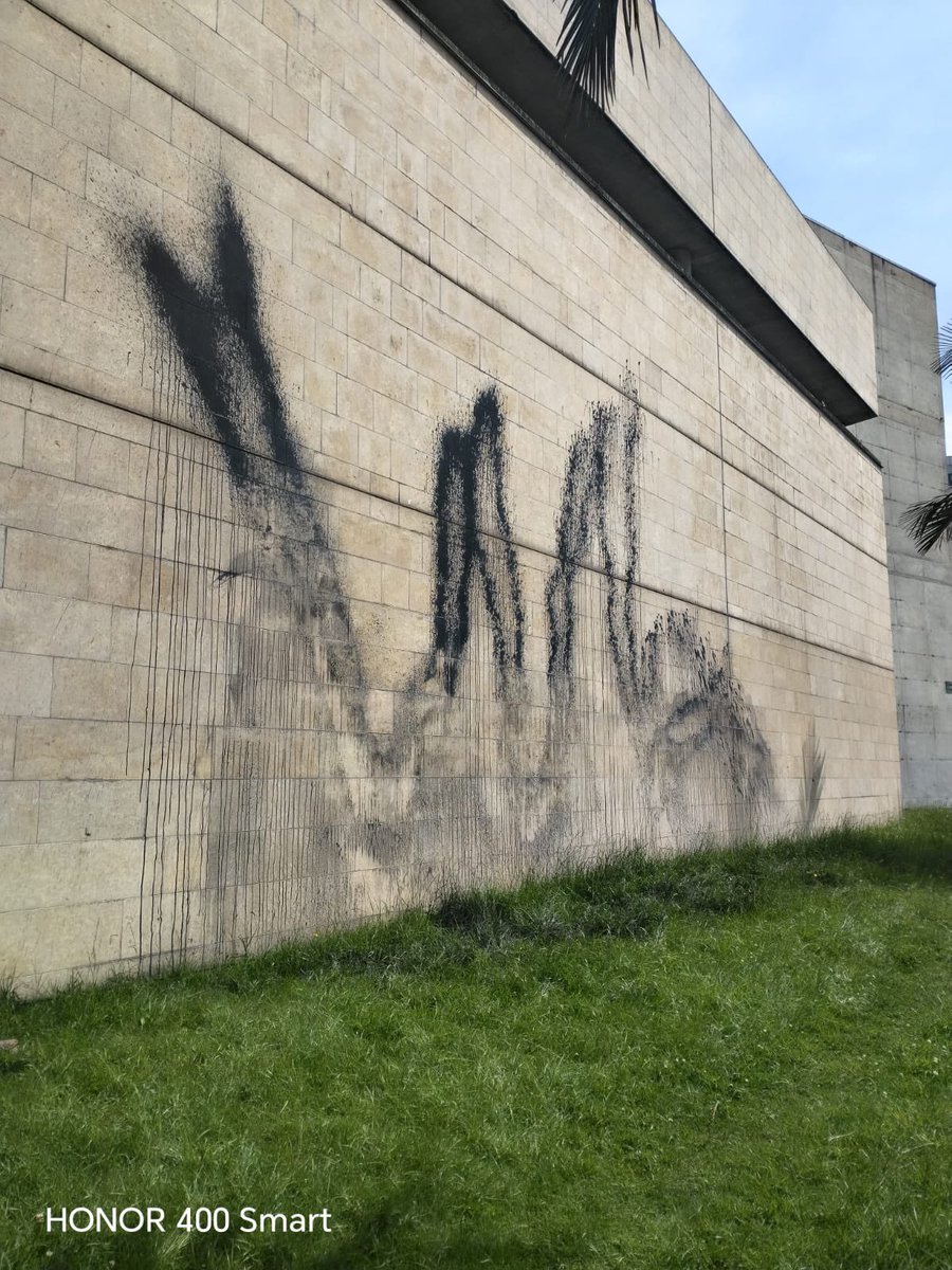 LeonViviana's tweet photo. "¡No nos intimidan! 🚫 En la madrugada del sábado, un grupo de personas atacó con pintura negra uno de los muros externos de la Imprenta Nacional, en un acto que no representa ninguna expresión de arte.
Pero, ¡no nos callarán! 🤘 Aprovecho para contarles que próximamente la fachada de la INC se convertirá en: Paredes Parlantes #ParPar, un Festival del Cartel Popular abierto a todas las voces, la expresión y las ideas.
¡Únete a nosotros y expresa tu creatividad! 🎨 #CartelPopular #ImprimeTuFuturo ❤️