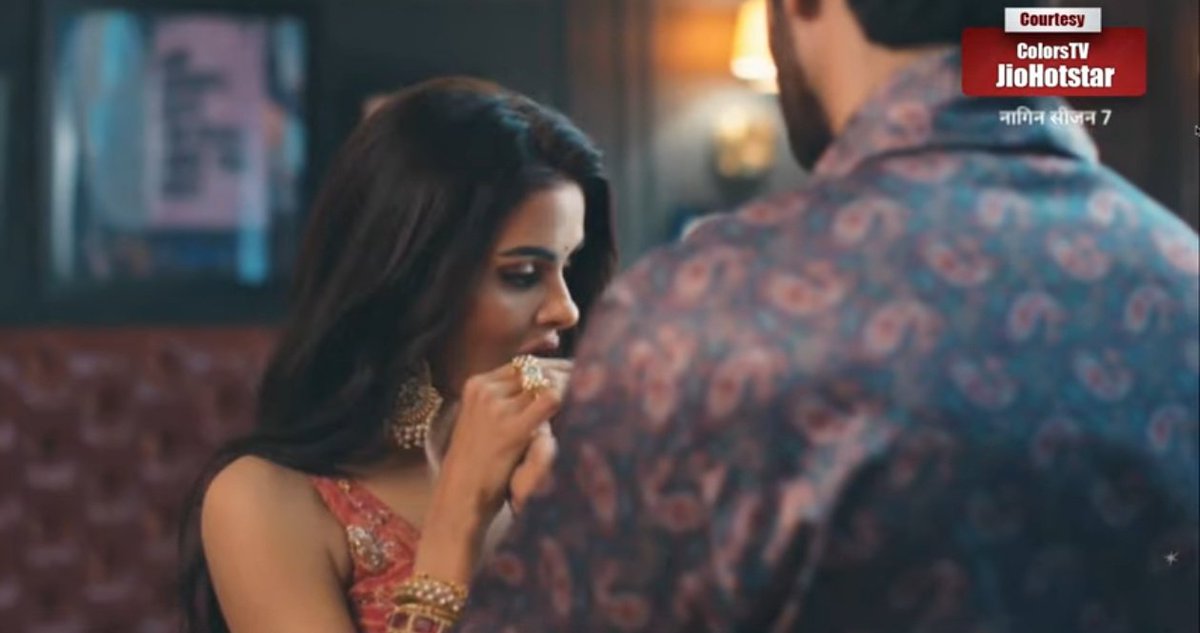 snowwpetall's tweet photo. Aryanta fed cake to each other and hugged🥹❤️ #Naagin7 #NamikPaul #PriyankaChaharChoudhary https://t.co/RranzSunQ1