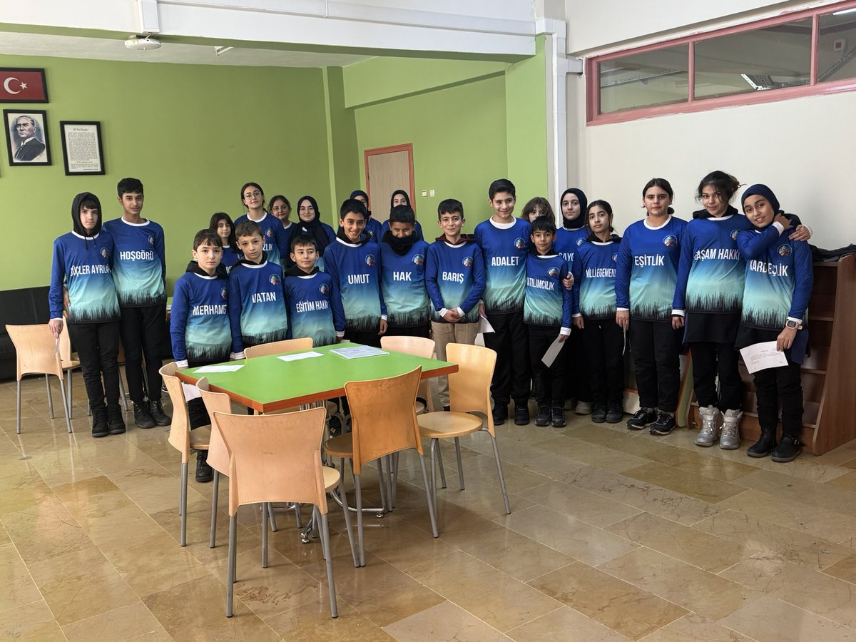 HasanCagil's tweet photo. @aydinbarus22  Sayın Valim, Demokrasi, İnsan Hakları ve Yurttaşlık Kulübü olarak “Sporun Kardeşliği” etkinliği kapsamında, Erzurumspor’a destek amaçlı Kazım Karabekir Stadyumunda yerimizi aldık. Demokrasi elçileri ve Üçüz öğrencilerimizi kabul ettiğiniz için teşekkür ederiz. https://t.co/BdFwiVVCH7