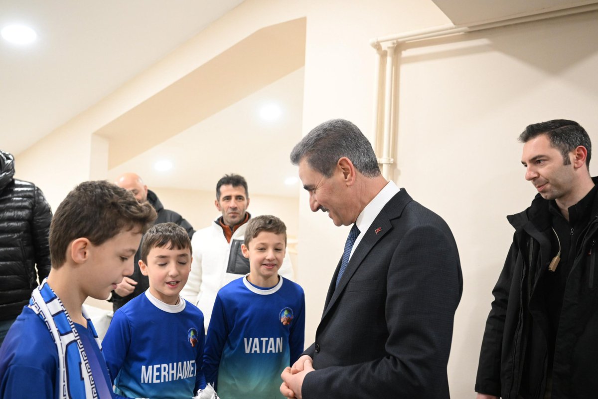 HasanCagil's tweet photo. @aydinbarus22  Sayın Valim, Demokrasi, İnsan Hakları ve Yurttaşlık Kulübü olarak “Sporun Kardeşliği” etkinliği kapsamında, Erzurumspor’a destek amaçlı Kazım Karabekir Stadyumunda yerimizi aldık. Demokrasi elçileri ve Üçüz öğrencilerimizi kabul ettiğiniz için teşekkür ederiz. https://t.co/BdFwiVVCH7