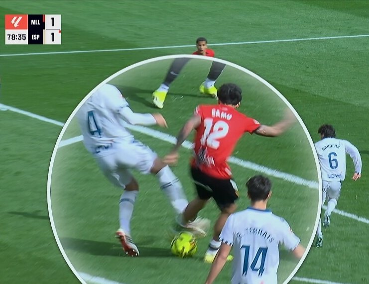 joanRvallve's tweet photo. Quan criden l'àrbitre al VAR és perquè l'errada arbitral és evident. Gairebé sempre té raó el VAR i l'àrbitre rectifica. Avui, en canvi, De Burgos Bengoechea s'ha equivocat també repassant la jugada al VAR. https://t.co/Kqmk9lbRpl
