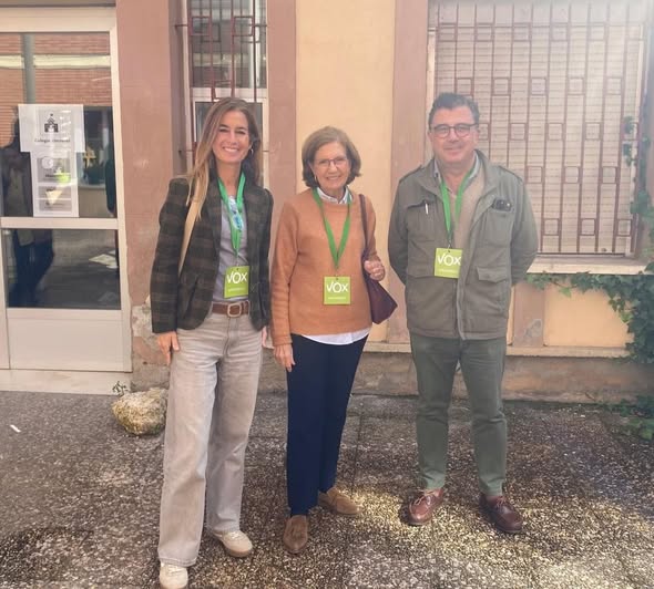 PardoVox's tweet photo. 😀Desde VOX Fuencarral - El Pardo nos hemos desplazado hasta Valladolid como apoderados en esta jornada electoral.
#VOX #Elecciones #Apoderados #eleccionescyl #cyl https://t.co/bVEf5eGaKp