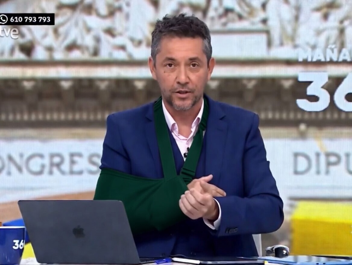 Negro_Meigallo's tweet photo. @Ruiz_Noticias Dada la tremenda agresión de la que han sido víctimas Javier «apagón» Ruiz y Sarah «cabestrillo» Santaolalla, ambos han tenido que ser atendidos por los servicios sanitarios de urgencias, que han prescrito al Sr. Ruiz el uso de cabestrillo durante un tiempo ilimitado. https://t.co/3eXKfSMGq6