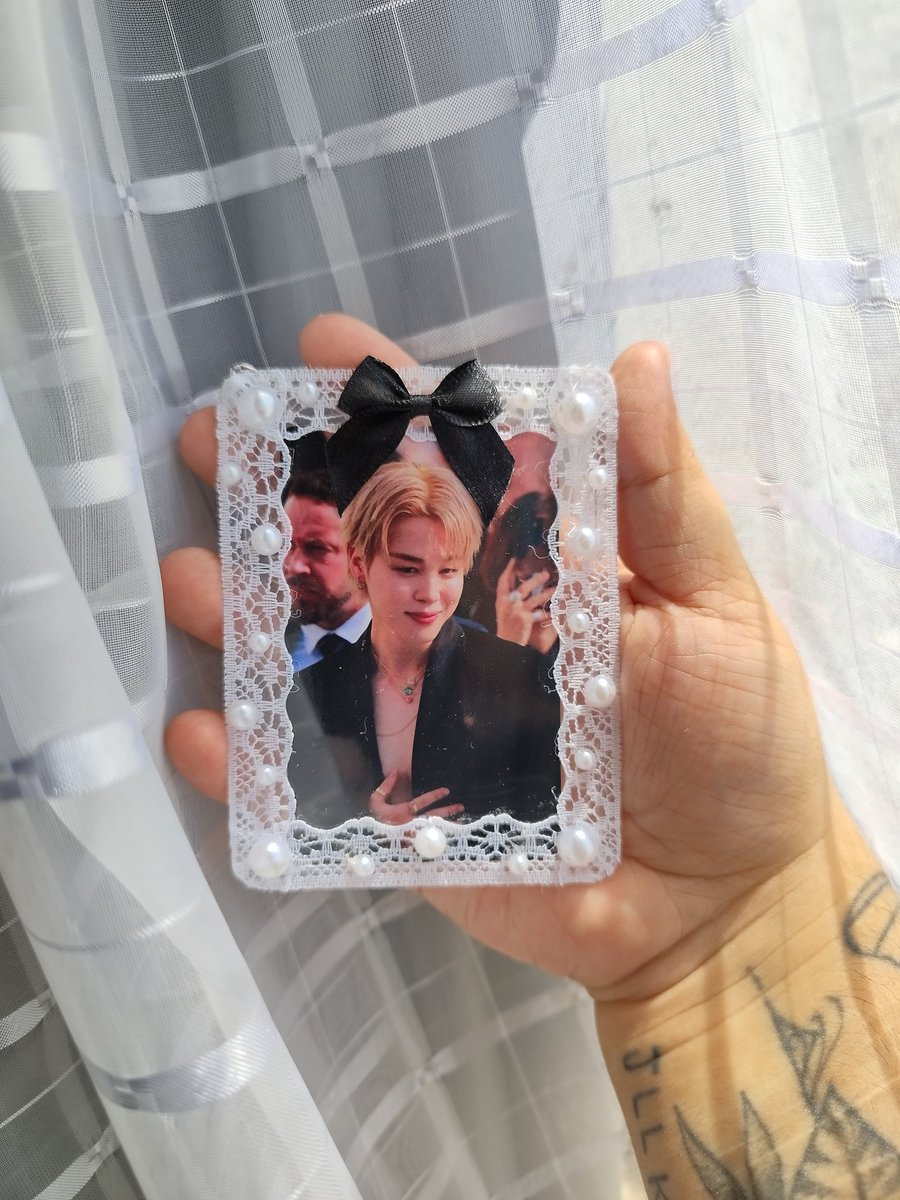 biboitolinos's tweet photo. apenas loiras naturais, jimin e felix já nasceram assim 
venda / vendo 

- toploader de rendinha 20$ unidade / 2 por 35$
- aceito encomendas
- três cores de lacinho disponíveis 
- envio por superfrete 

arirang #BTSLiveonNetflix #FelixRodríguezDeLaFuente bts stray kids https://t.co/VRgFpD0lIz