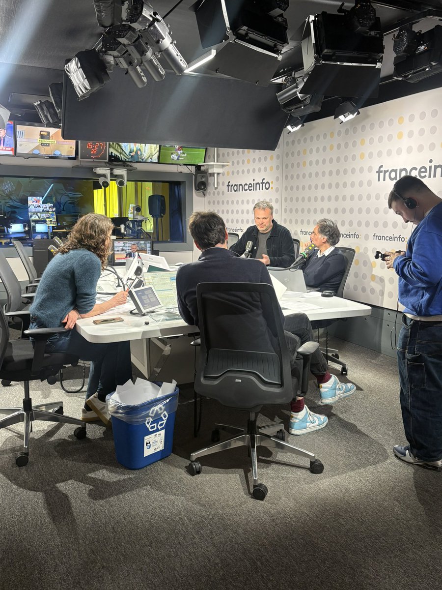 Margsamuel's tweet photo. #municipales2026

👀 Ça se prépare

📻 @franceinfo en édition spéciale à 19h30 avec Thomas Séchier, fil rouge de cette soirée spéciale.

En attendant, mini conf pour coordonner au mieux l’important dispositif des soirées électorales !

Sur franceinfo et https://t.co/9HjS5Ymslw https://t.co/wCLNEqpuHO