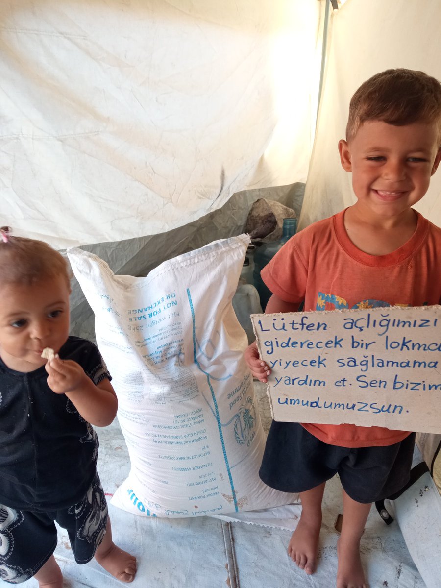 Üç masum yüz, açlıklarını gidermek için bir lokma yiyecek bekliyor 💔

Günlerini çadırlarda, tamamen karanlıkta, yiyeceksiz, sıcaksız ve umutsuz geçiriyorlar.
Lütfen Ramazan boyunca ailemize yiyecek ve kahvaltı sağlamak için elinizden gelen her şeyi bağışlayın.