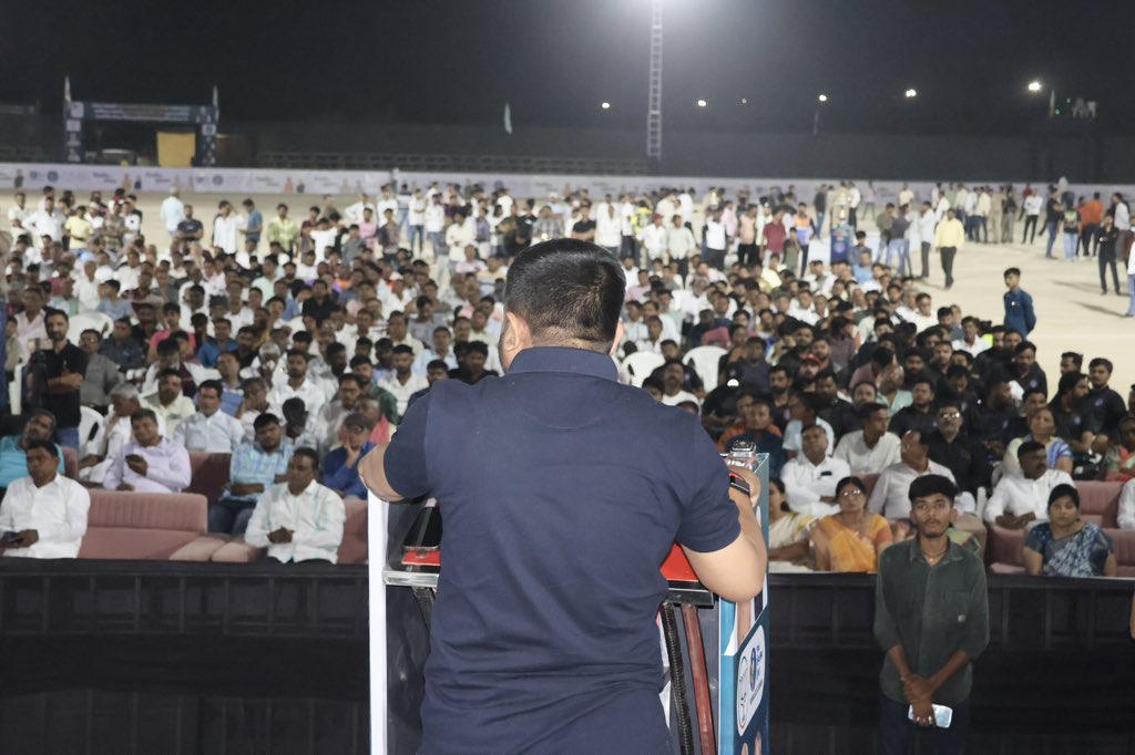 HardikPatel_'s tweet photo. देश के यशस्वी प्रधानमंत्री श्रीमान नरेंद्रभाई मोदी के "खेलो भारत" अभियान को ग्रामीण स्तर तक ले जाने के मकसद से, विरमगाम विधानसभा के खिलाड़ियों को एक साथ लाकर पिछले तीन सालों से विरमगाम में यह सामाजिक एकता क्रिकेट टूर्नामेंट आयोजित किया जा रहा है। इस साल, विरमगाम, मांडल, देत्रोज और नलकांठा तहसील की 120 टीमों ने इस टूर्नामेंट में हिस्सा लिया है।