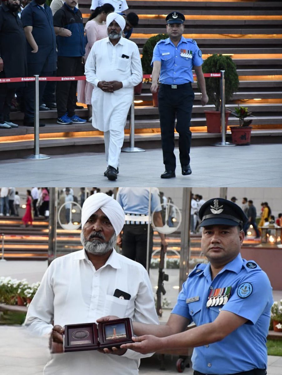 salute2soldier's tweet image. Facing a cowardly attack with indomitable courage, Sep Sewak Singh #4SIKHLI gave befitting retaliation before sacrificing oneself for the honour of the nation. The brave father Mr Charna Singh paying homage to his gallant son in #NoK Ceremony at #NationalWarMemorial.