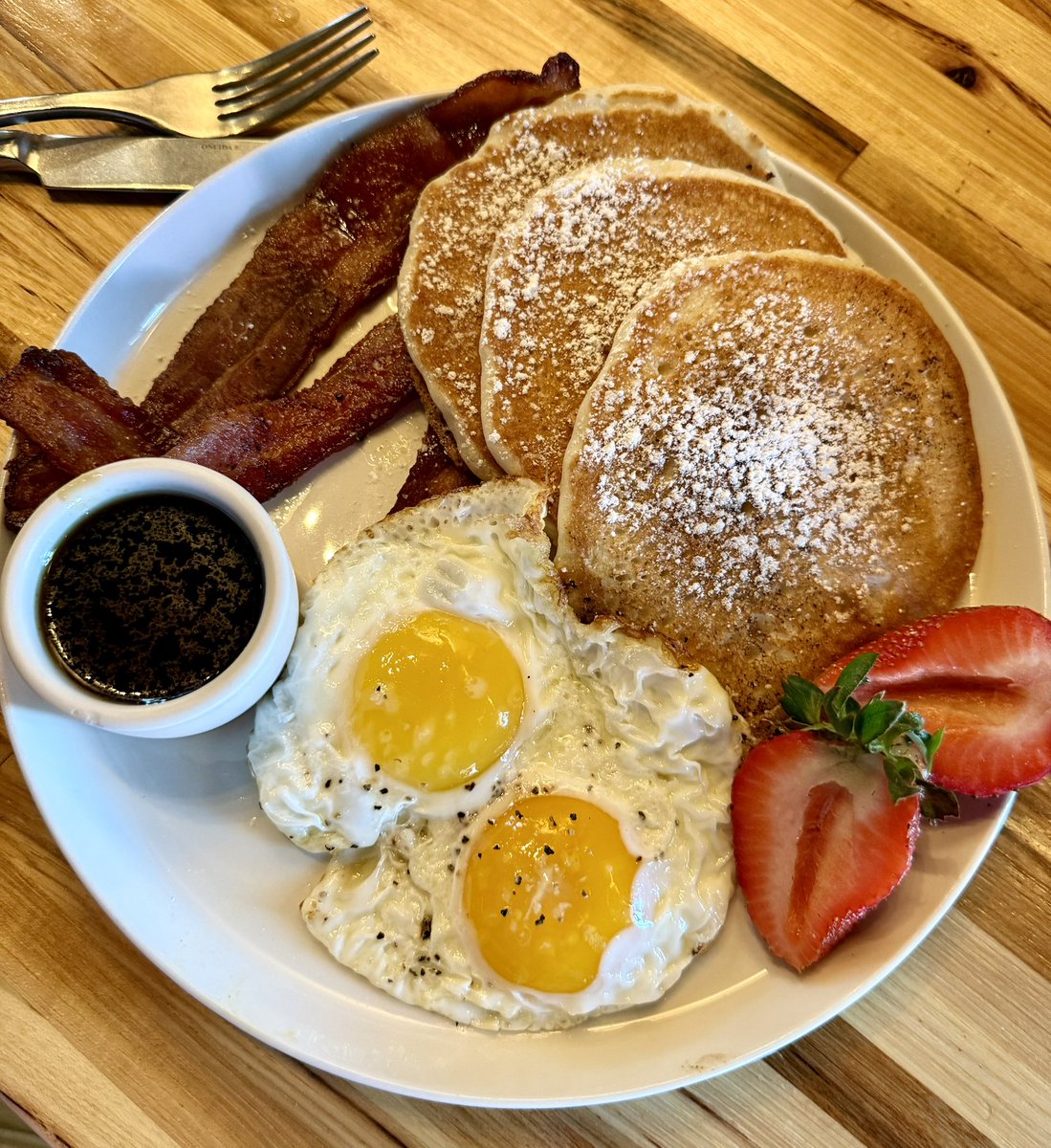 eatinglasvegas's tweet image. No. 69: Holy hotcakes! We finally listened to @ashtheattorney and made it to #ECHOTASTEANDSOUND for…wait for it…#brunch! 😉
Yes, the flapjacks are fab, but the chicken/blt/club might be even better. 🥪 😋🥞🍳
#themightyhavefallen 
@EatTalkRepeat 
#DTLV #MainStreet
