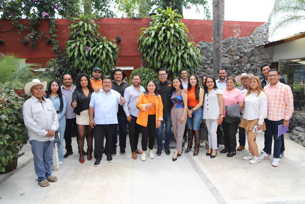 📢📄 #NéstorCamarillo sostiene importante encuentro con liderazgos de Atlixco 👇
contrastesdepuebla.mx/nestor-camaril…